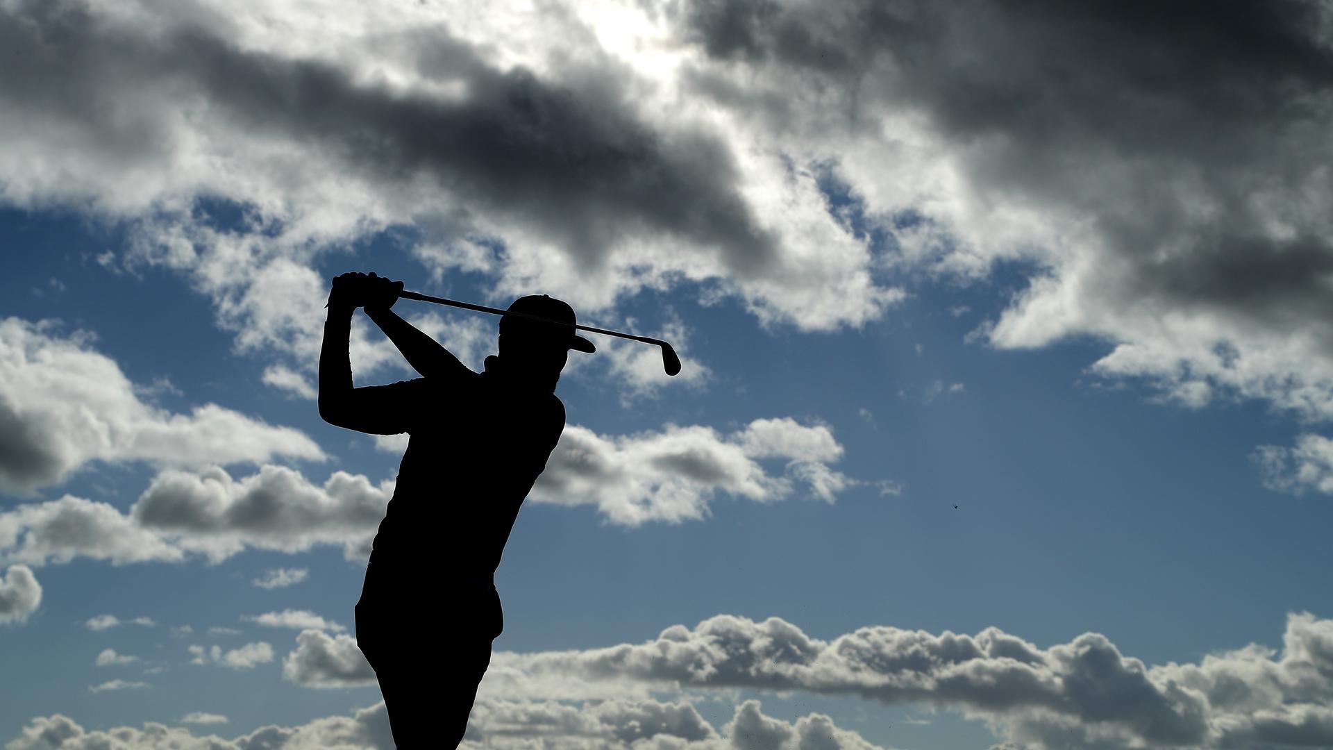 Giocatori di golf al tramonto