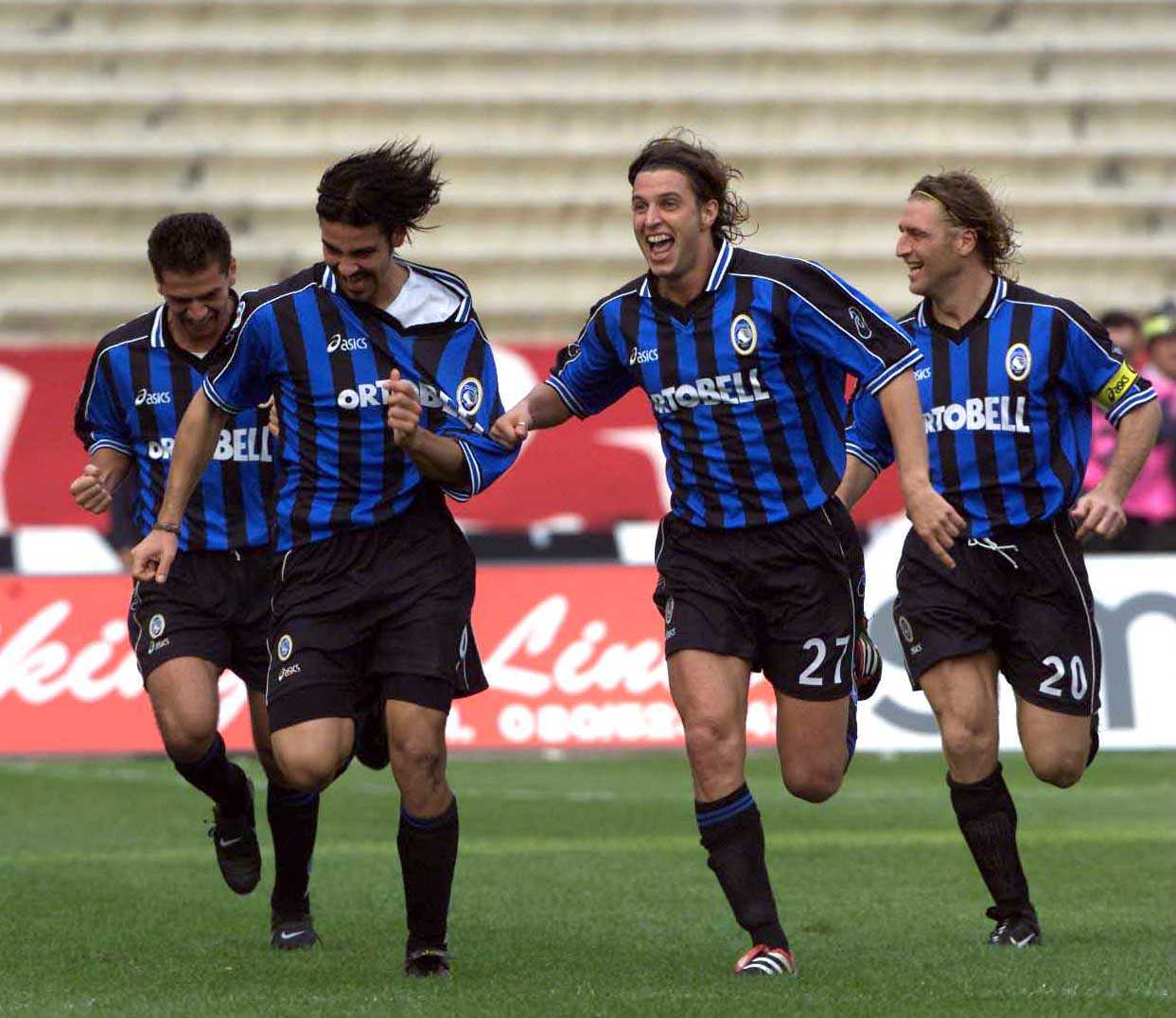 Fausto Rossini esulta dopo un gol segnato in una match tra Bari e Atalanta