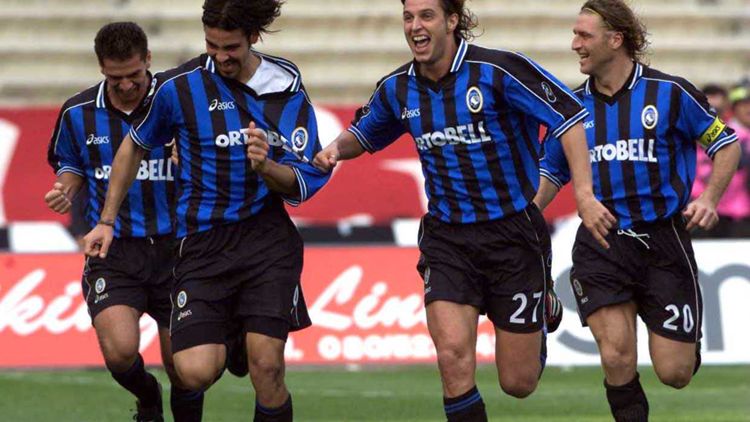 Fausto Rossini esulta dopo un gol segnato in una match tra Bari e Atalanta