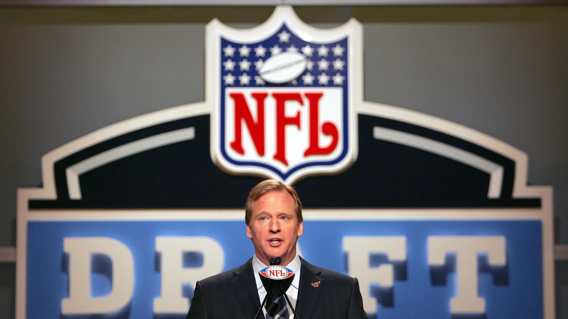 Il logo NFL ben visibile durante un Draft