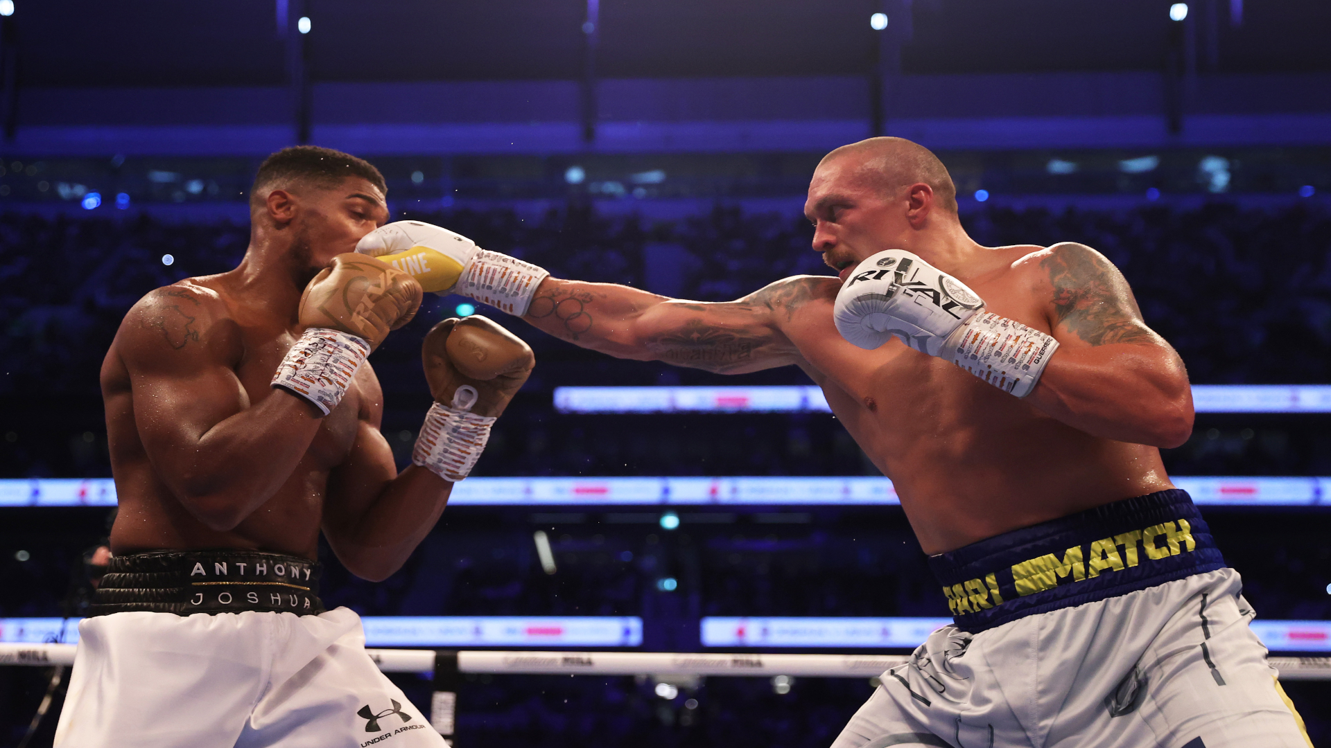 Oleksandr Usyk e Anthony Joshua combattono sul ring