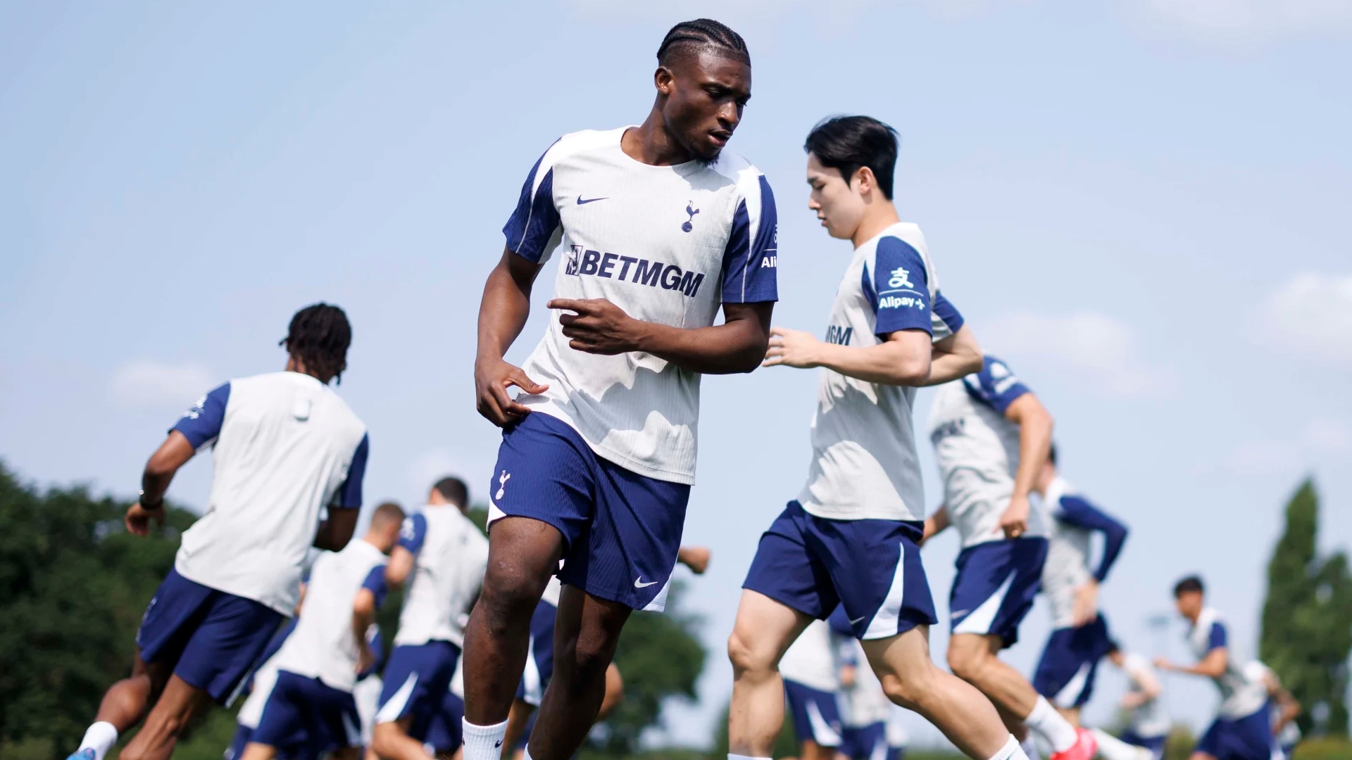 Kudus entrenando con el Tottenham