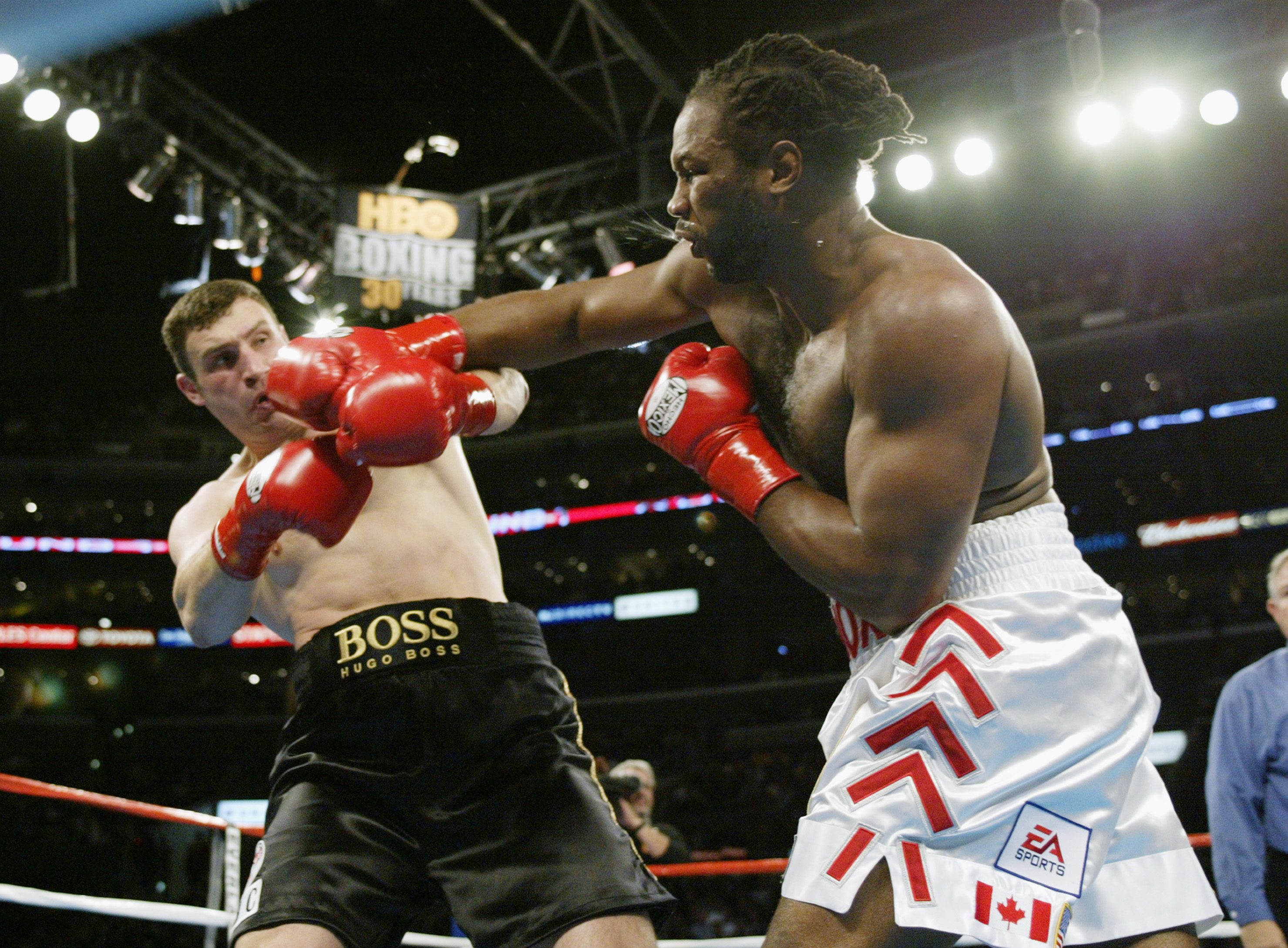 Lennox Lewis colpisce Vitali Klitschko durante un incontro di boxe