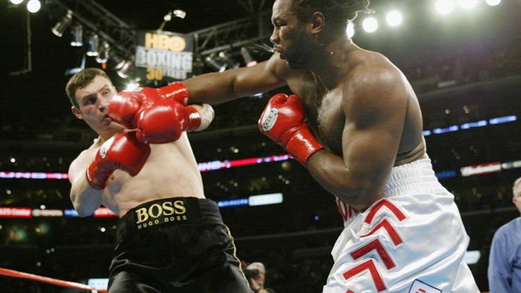Lennox Lewis colpisce Vitali Klitschko durante un incontro di boxe