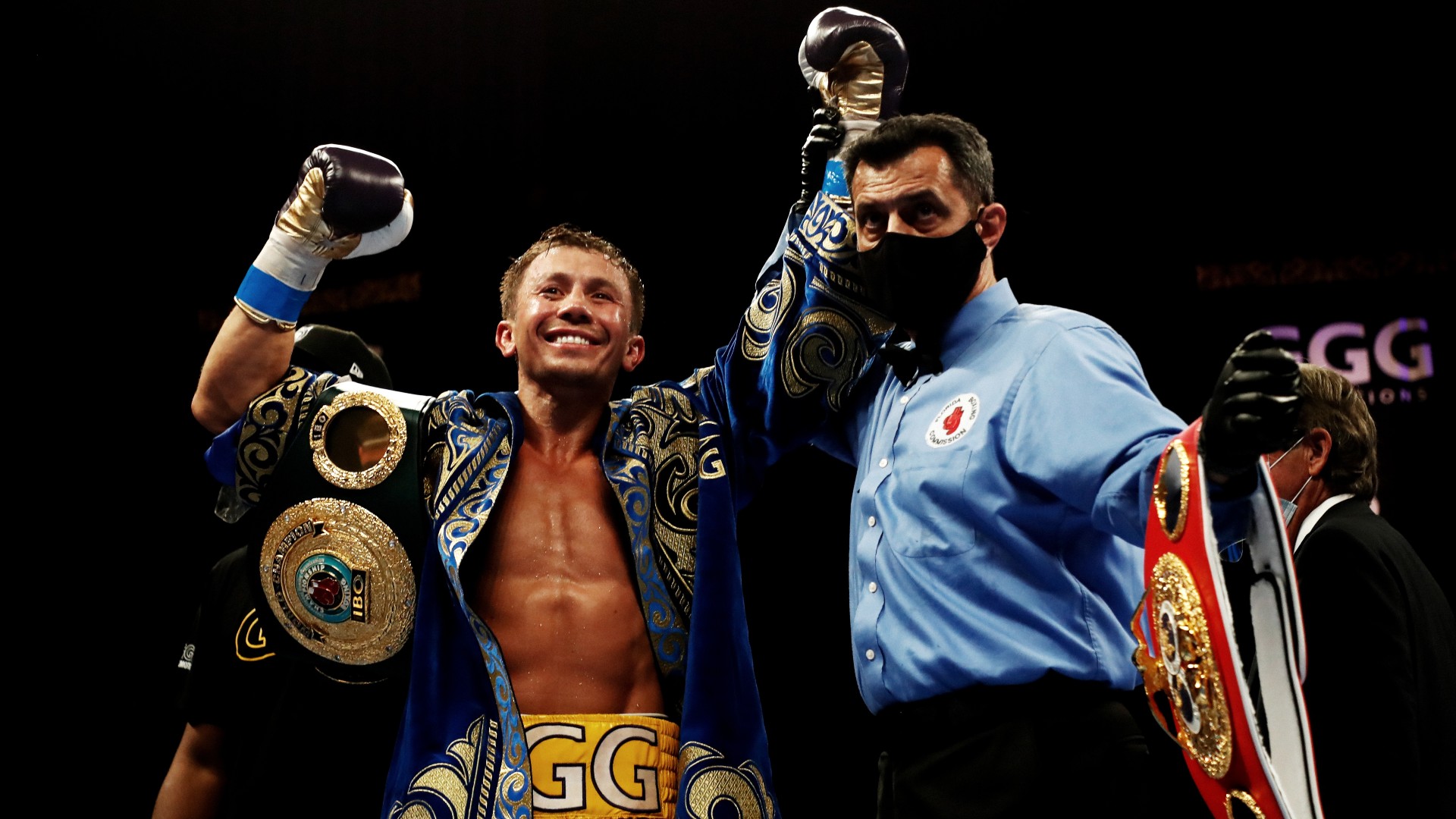 Gennadij Golovkin mostra le sue cinture di campione