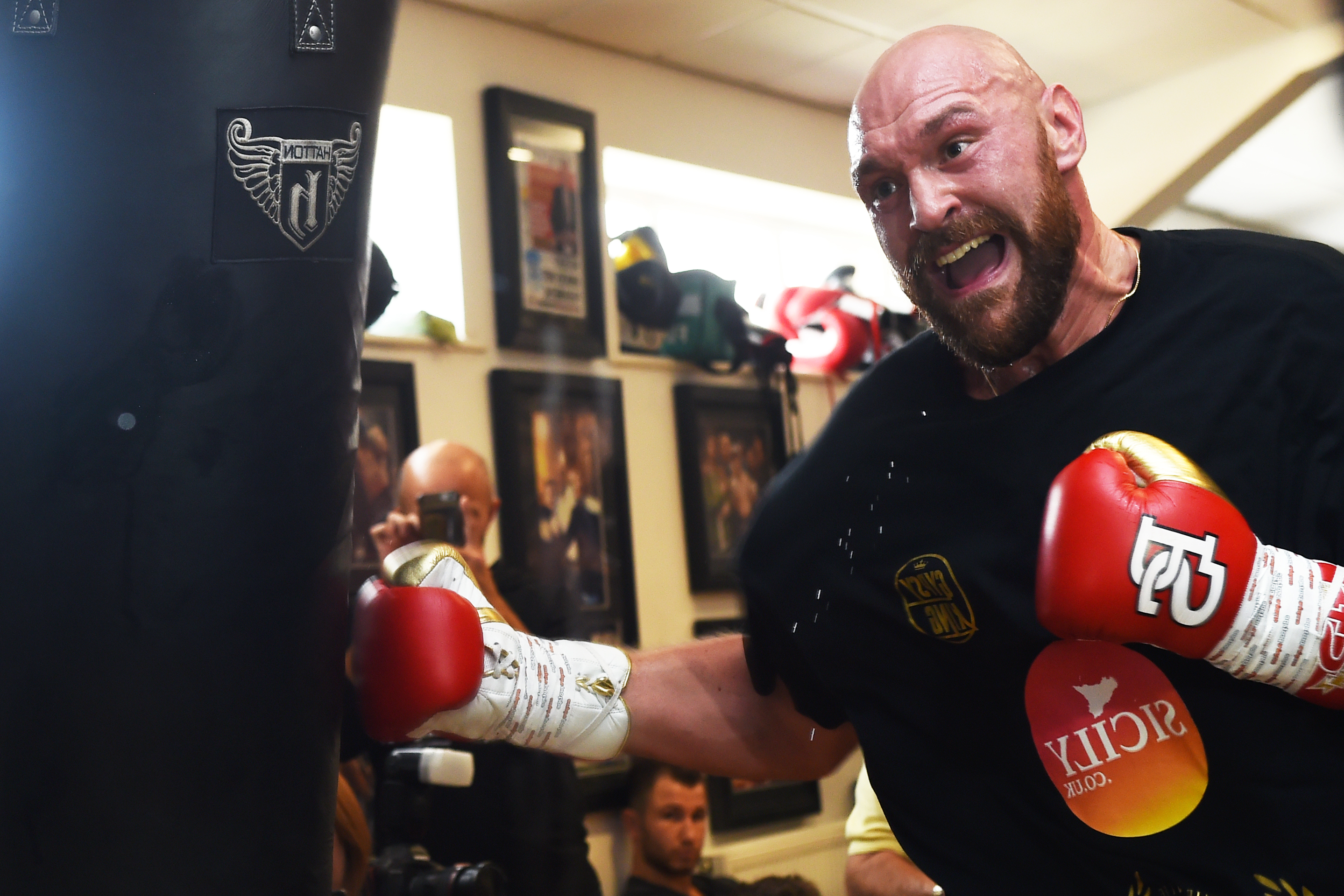 Fury si allena con il sacco da boxe