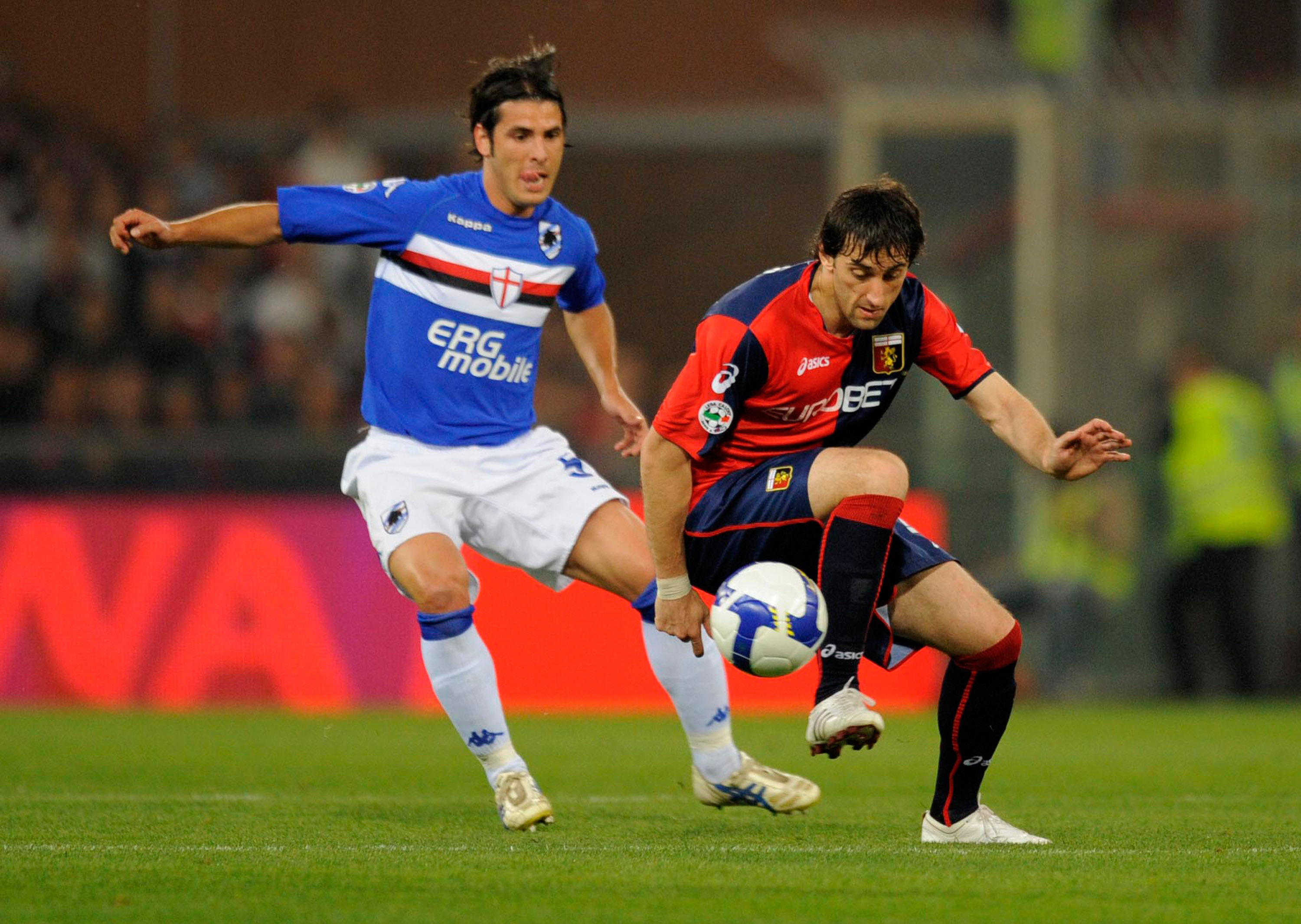 Diego Milito in campo con la maglia del Genoa