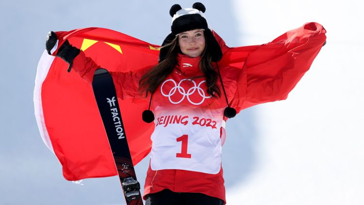 Pechino 2022, Aileen Gu medaglia d'oro dello sci Halfpipe