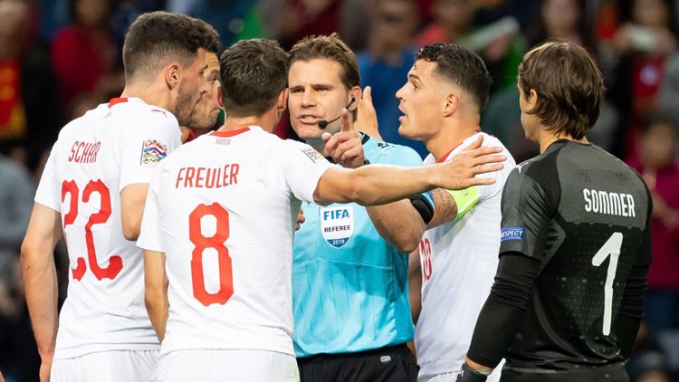 ONLY GERMANY Swiss players arguing with Felx Brych Switzerland 05062019