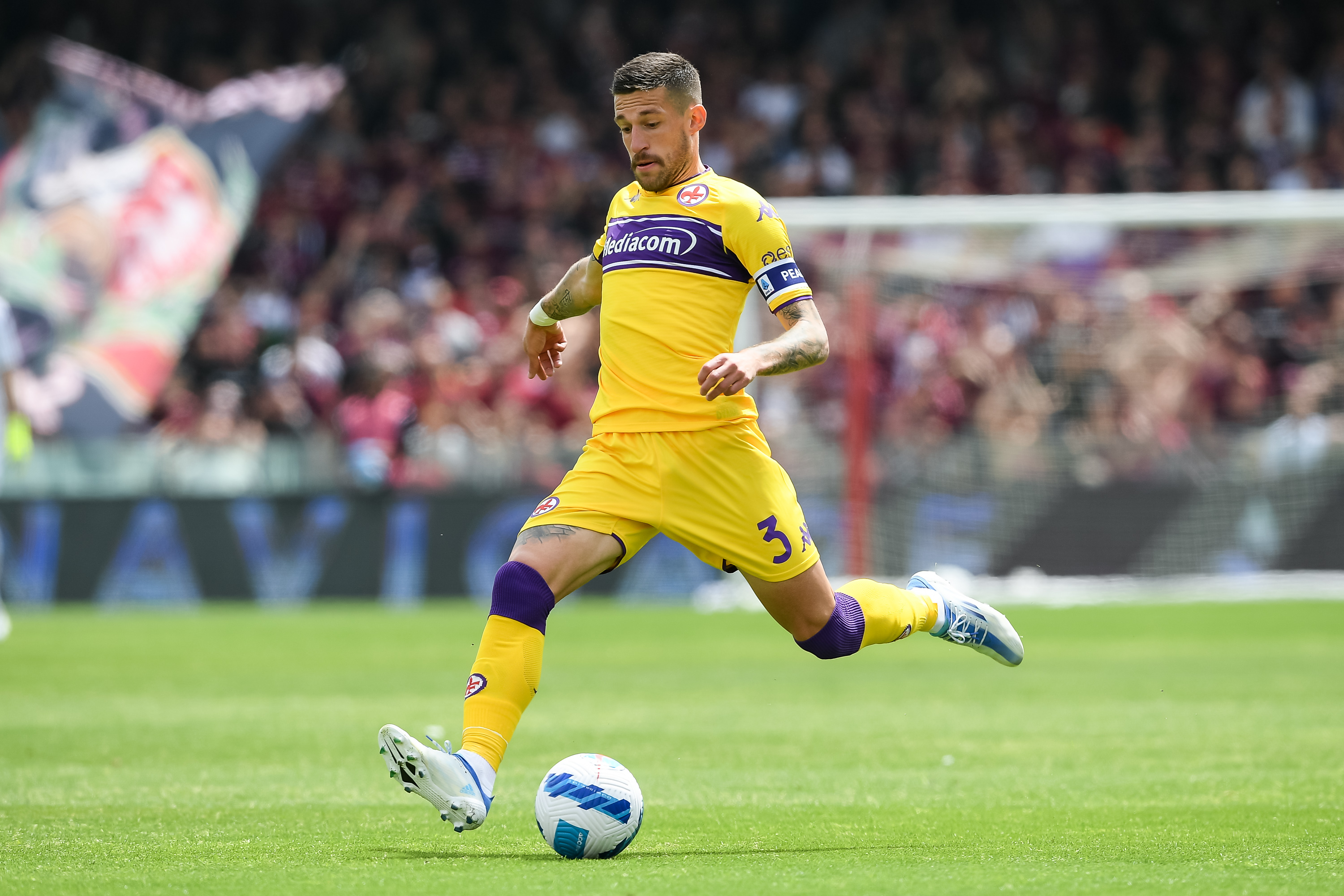 Cristiano Biraghi in azione con la maglia della Fiorentina