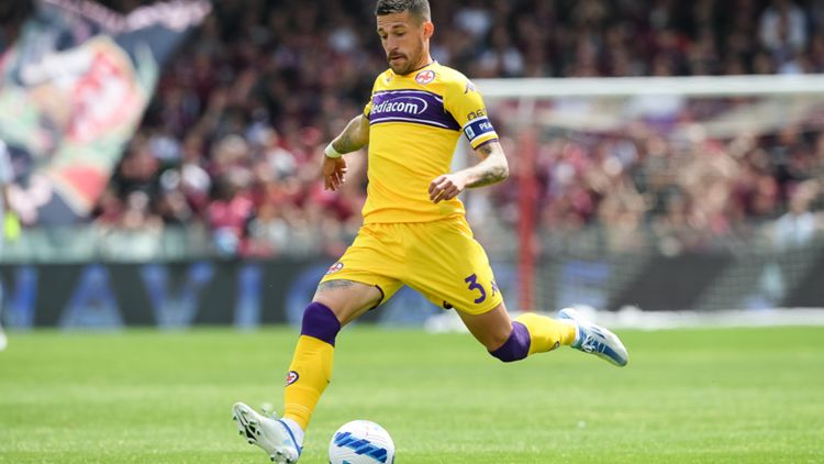 Cristiano Biraghi in azione con la maglia della Fiorentina