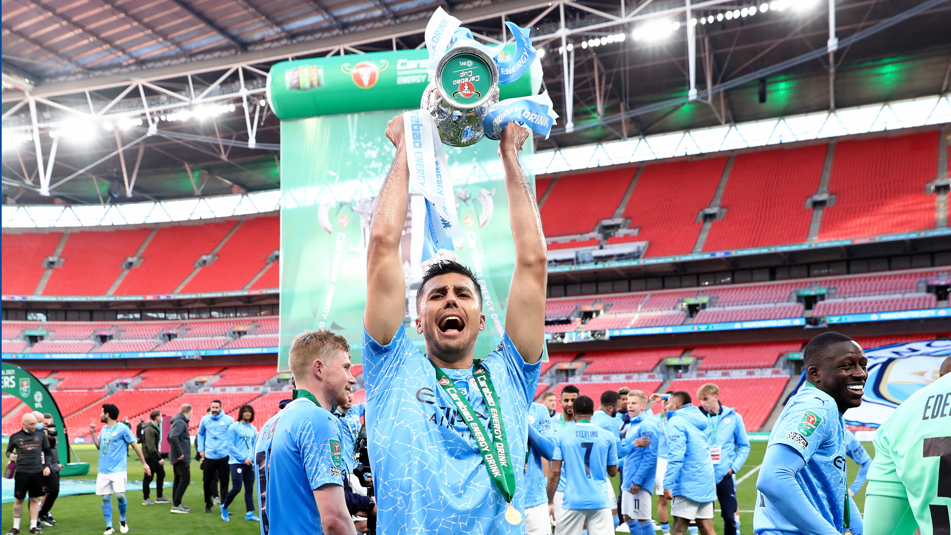Carabao Cup 2021, i giocatori del Manchester City esultano per la vittoria del trofeo