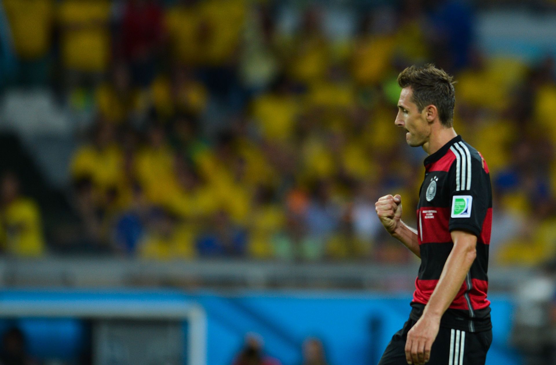 Klose esulta dopo avere segnato al Brasile la sua sedicesima rete ai mondiali