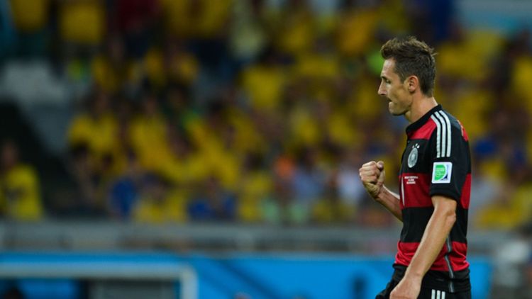 Klose esulta dopo avere segnato al Brasile la sua sedicesima rete ai mondiali