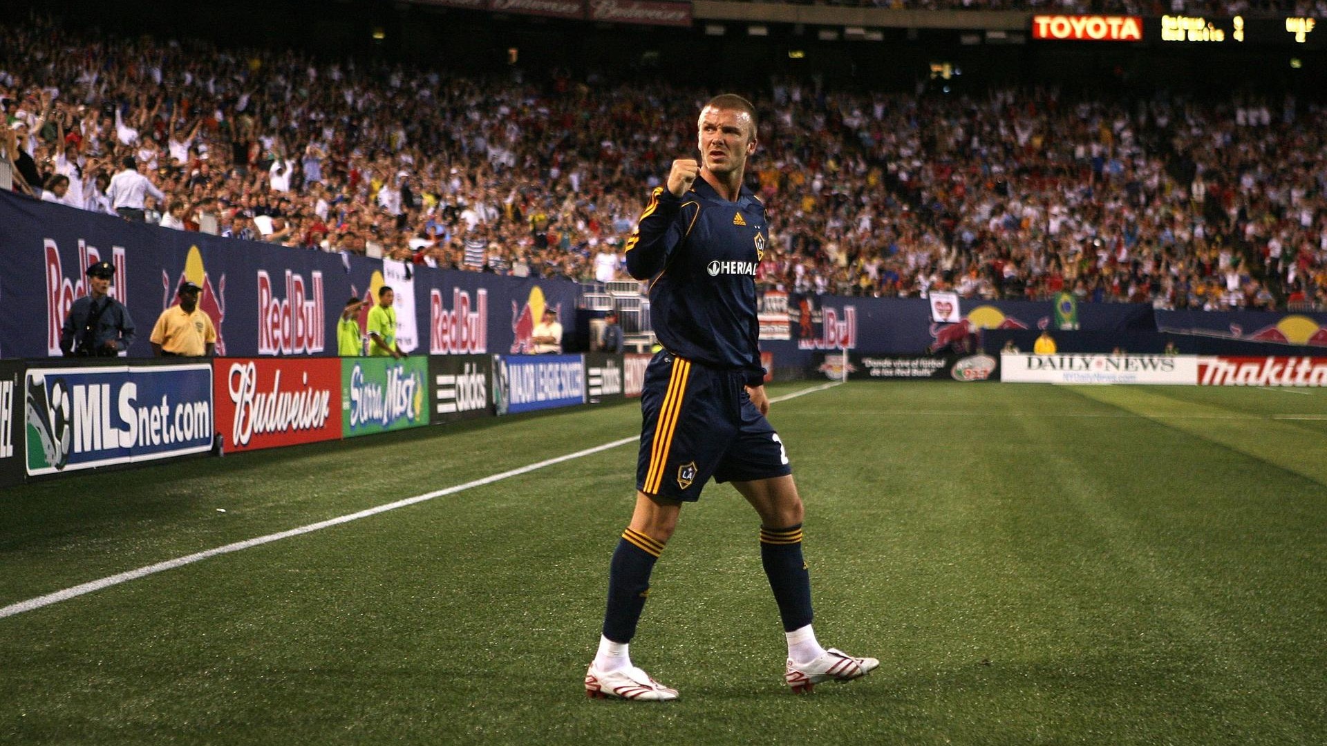 David Beckham esulta con la maglia dei LA Galaxy in MLS