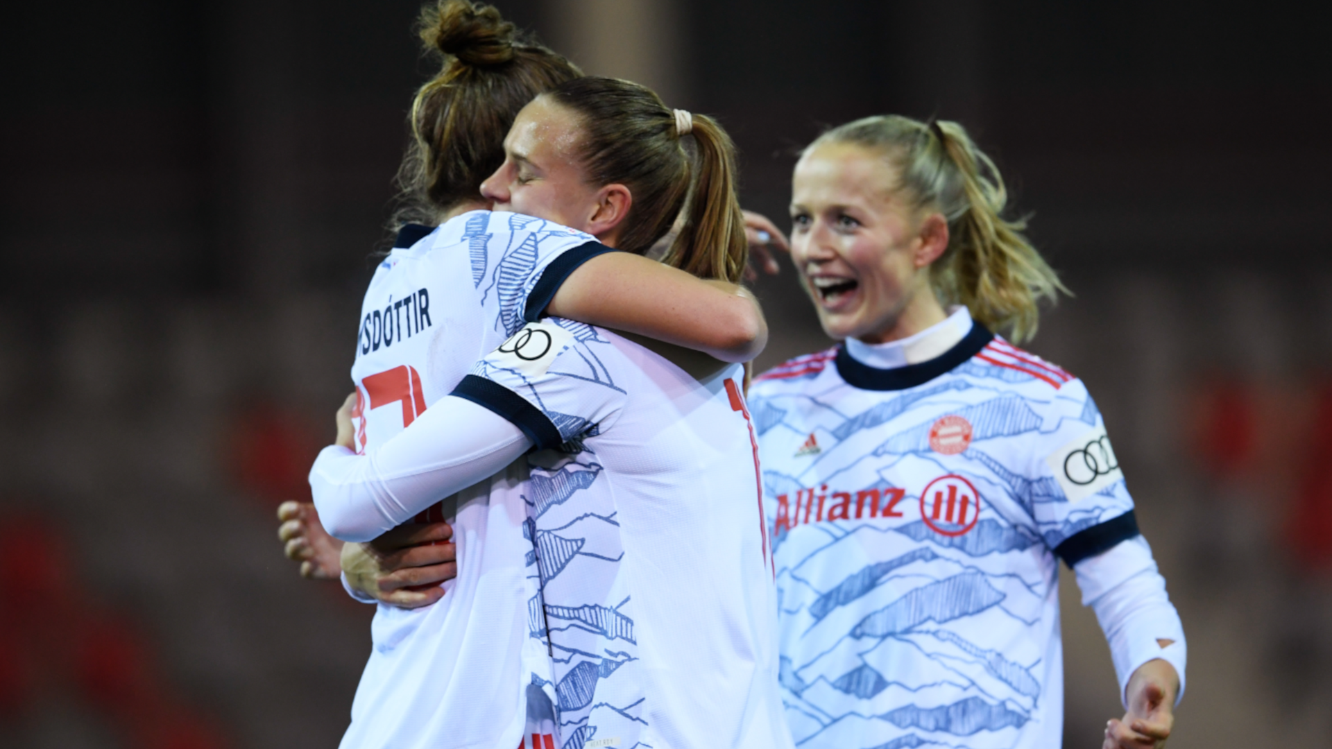 Karolina Lea Vilhjalmsdottir Klara Buehl FC Bayern Frauen 15122021