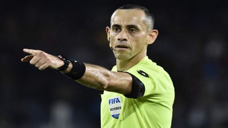 Arbitro Benítez señalando