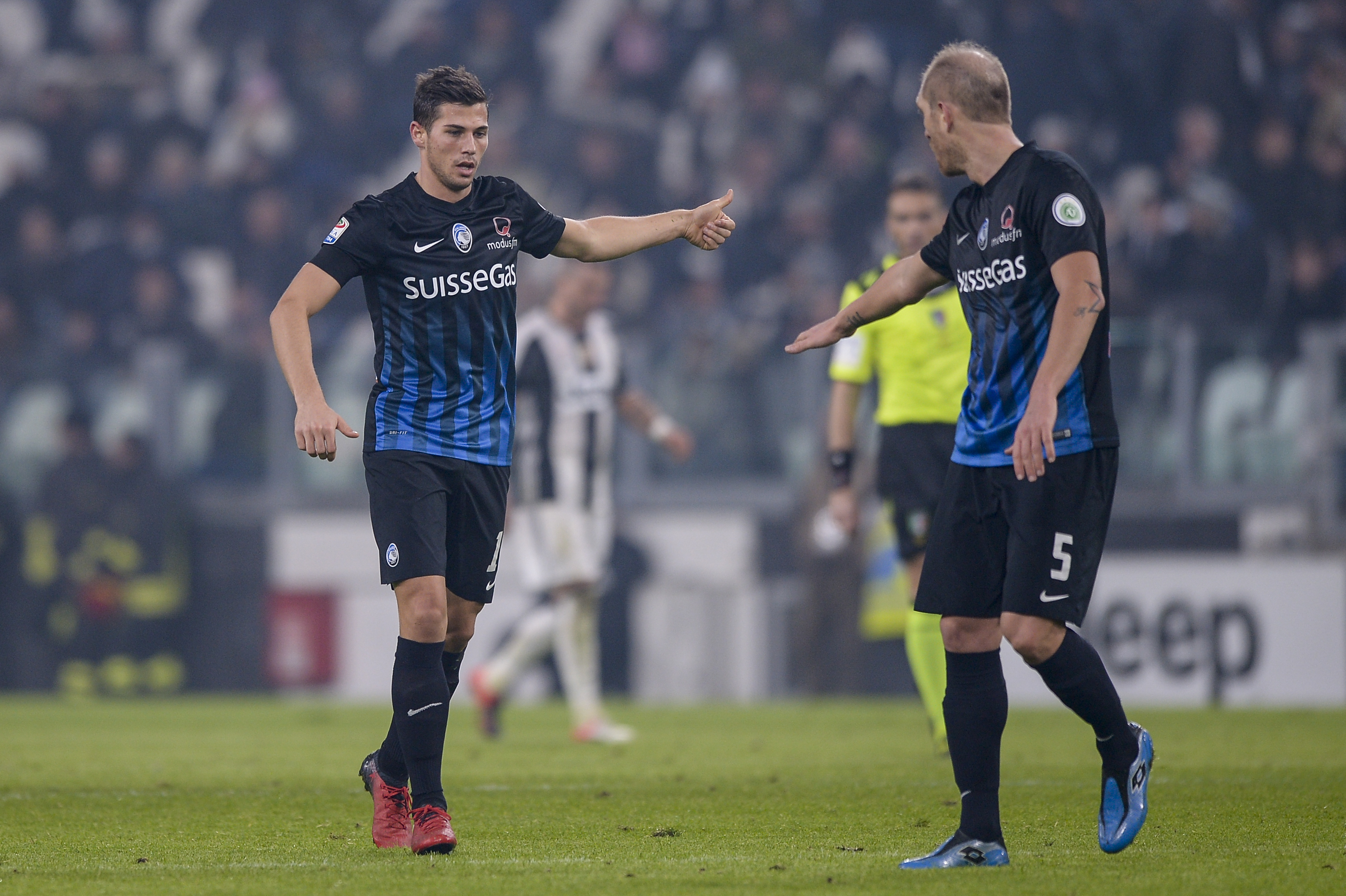 Remo Freuler e Andrea Masiello in azione durante un match tra Juventus e Atalanta