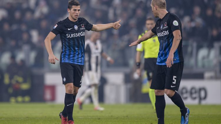 Remo Freuler e Andrea Masiello in azione durante un match tra Juventus e Atalanta