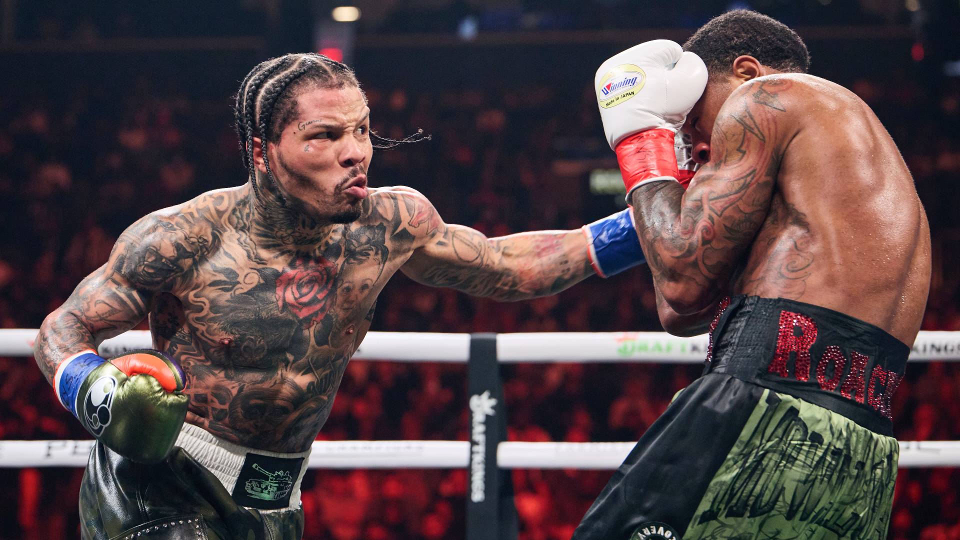 Davis lands left hand on Roach_01032025