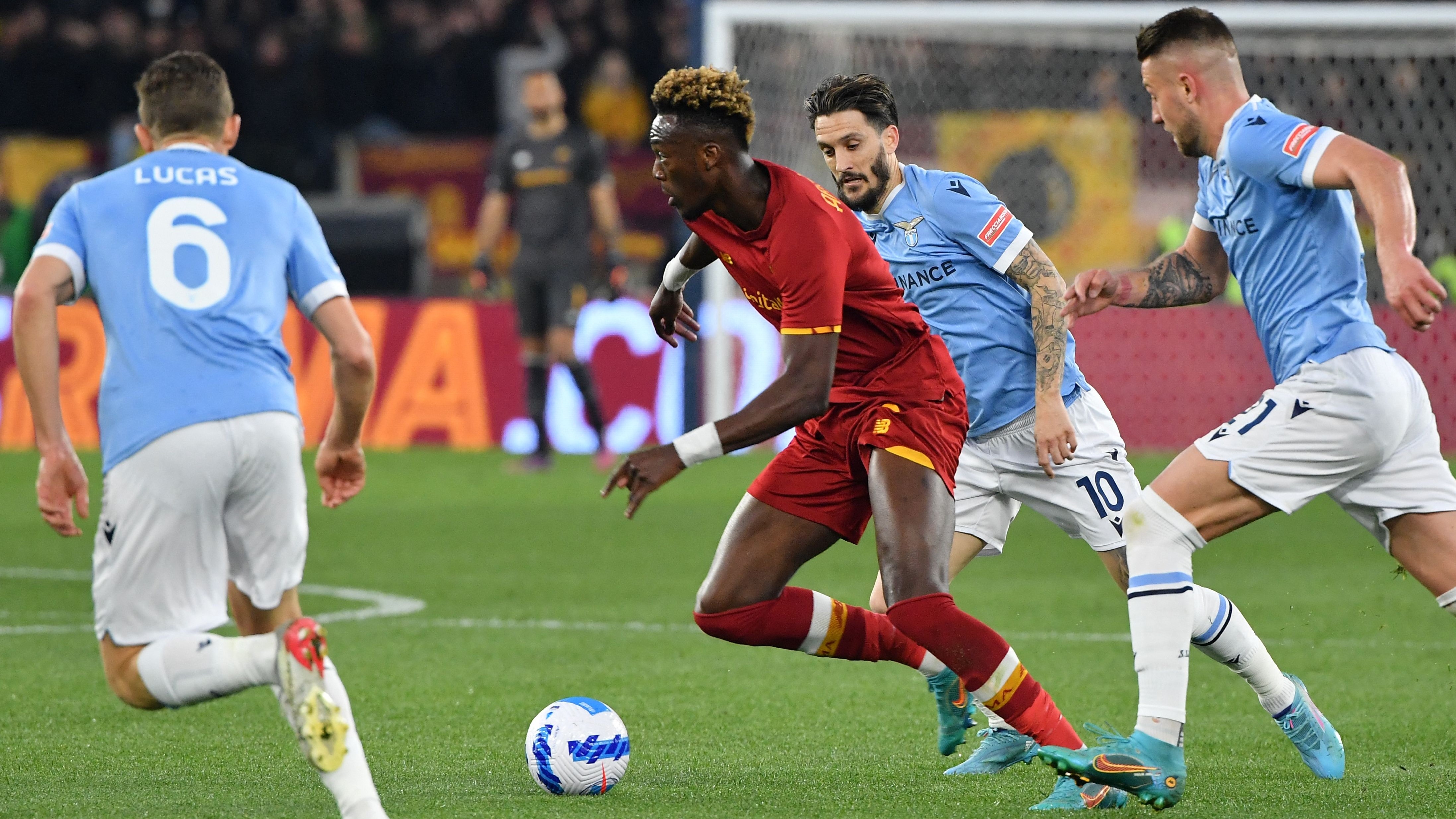 Abraham della Roma in azione nel derby contro la Lazio