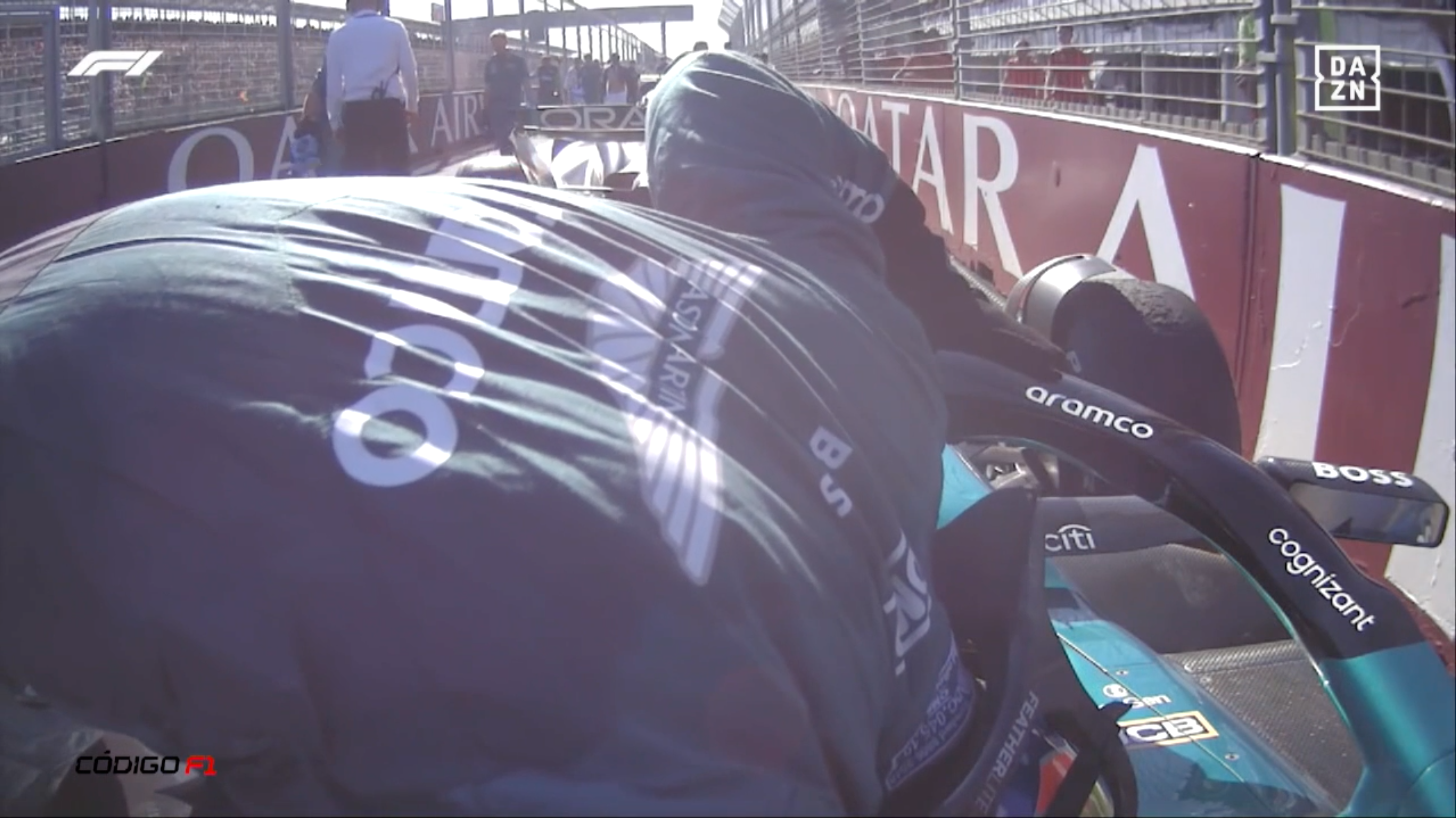 Fernando Alonso buscando en el Aston Martin