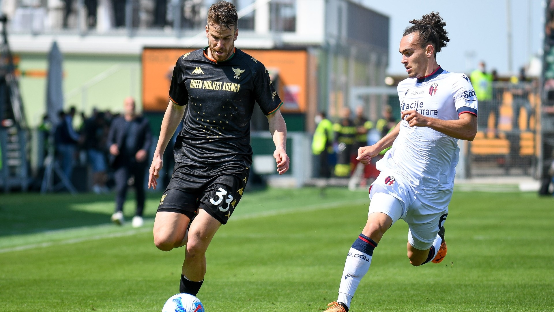 Henry del Venezia sfida Theate del Bologna palla al piede