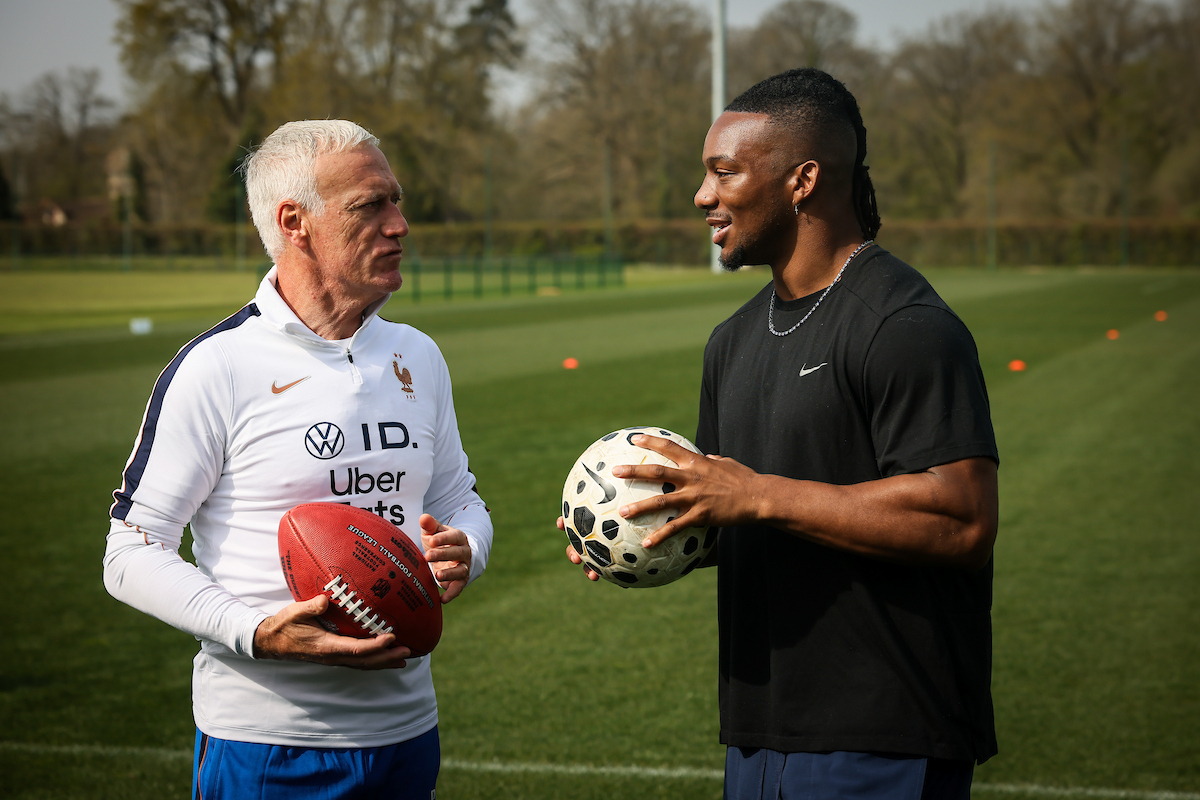 NFL x FFF : Bijan Robinson initie Kylian Mbappé et les Bleus au ...