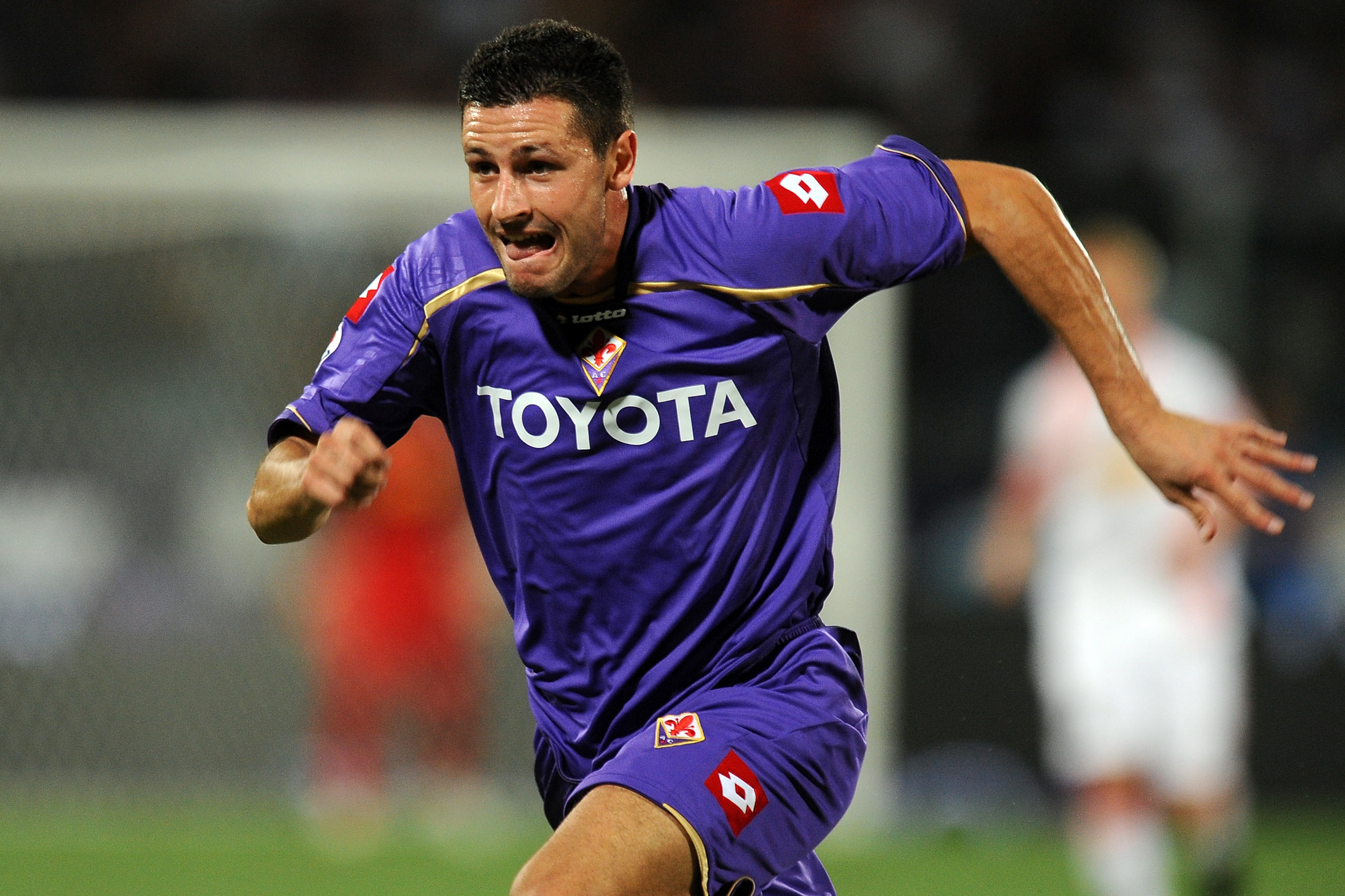 Manuel Pasqual in campo con la maglia della Fiorentina