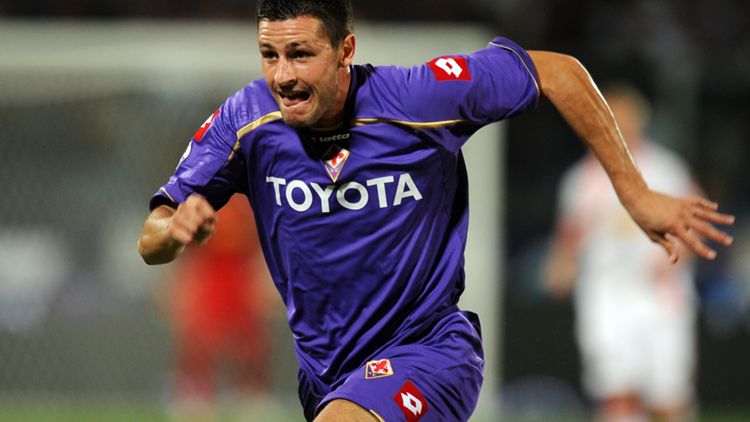 Manuel Pasqual in campo con la maglia della Fiorentina