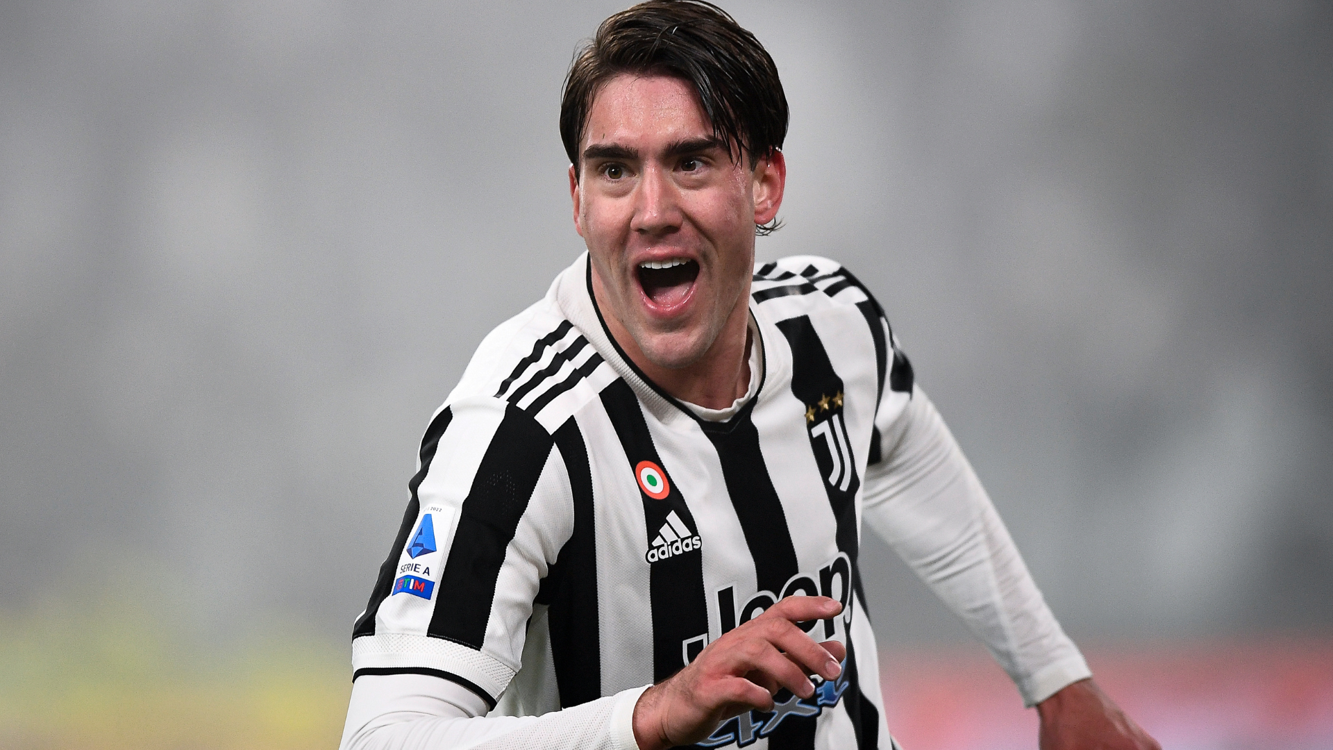 Dusan Vlahovic esulta con la maglia della Juventus dopo un gol