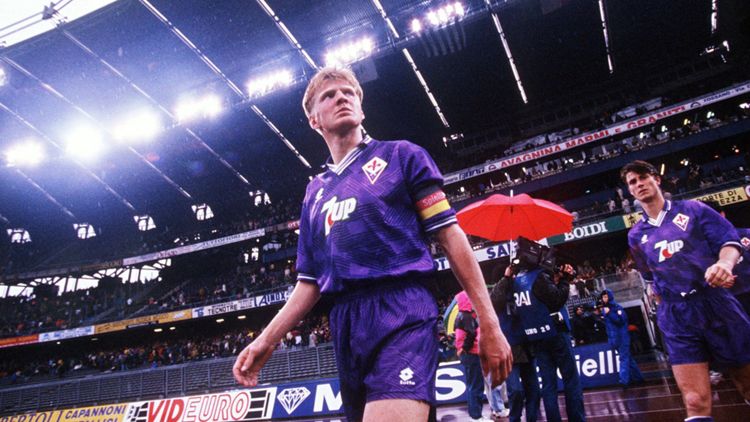 Stefan Effenberg entra in campo con la maglia della Fiorentina