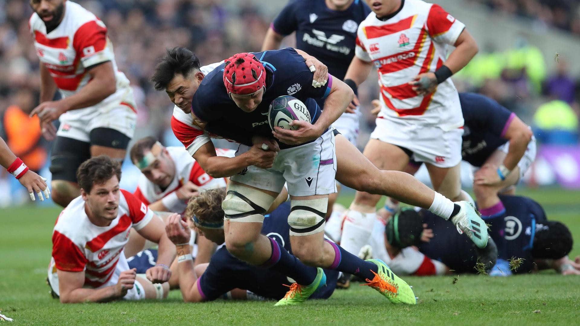 Un placcaggio durante una partita di rugby