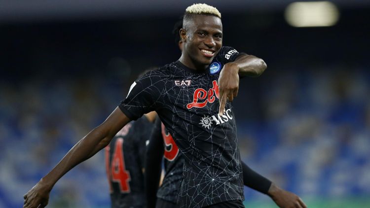 Osimhen attaccante del Napoli esulta