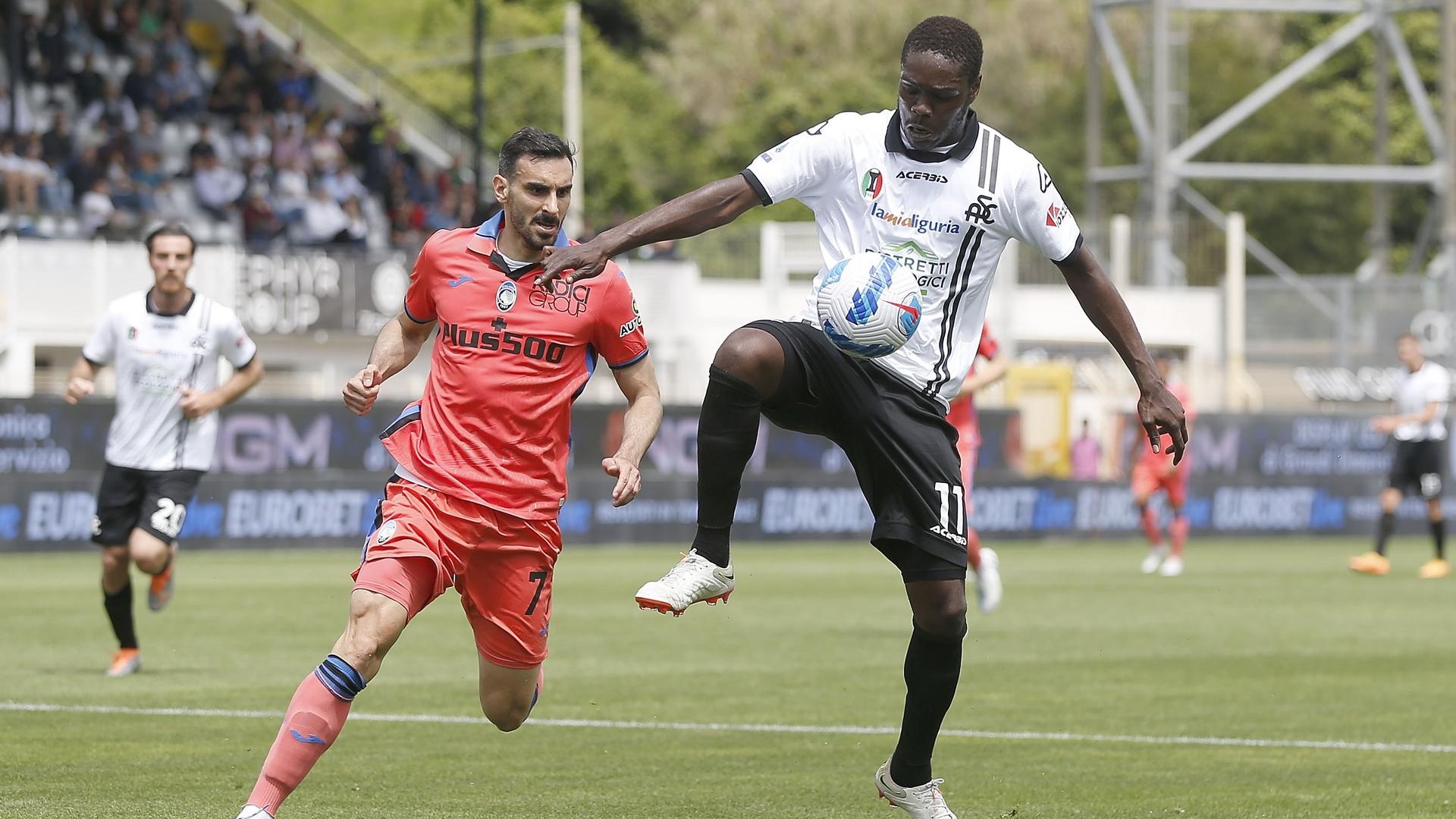 Gyasi e Zappacosta durante Spezia-Atalanta in Serie A TIM