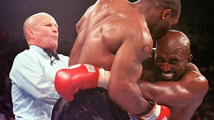 Mike Tyson morde l'orecchio di Evander Holyfield