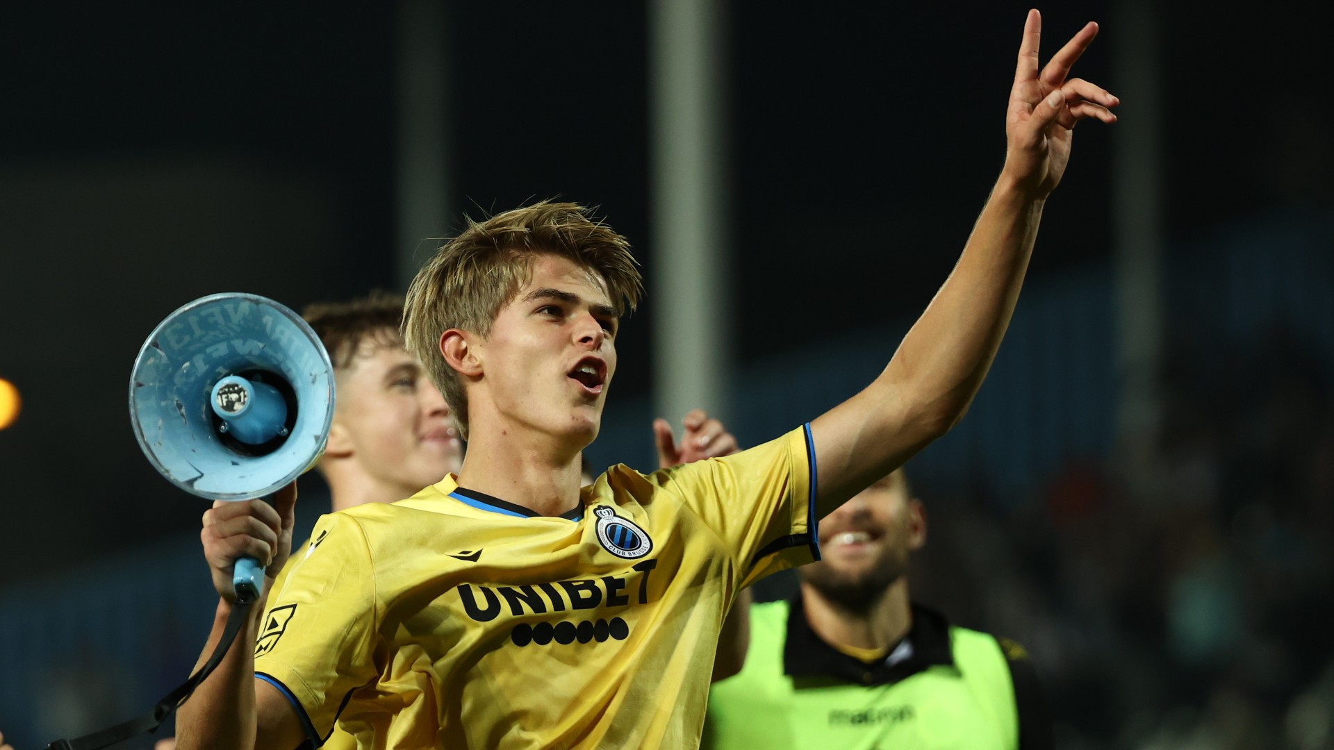 Charles De Ketelaere esulta con il Bruges