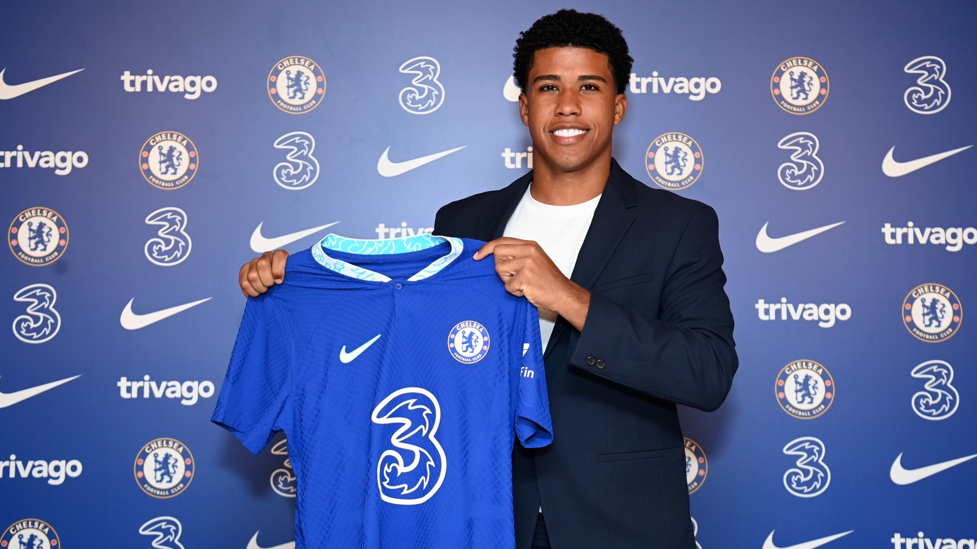 Andrey Santos con la camiseta del Chelsea