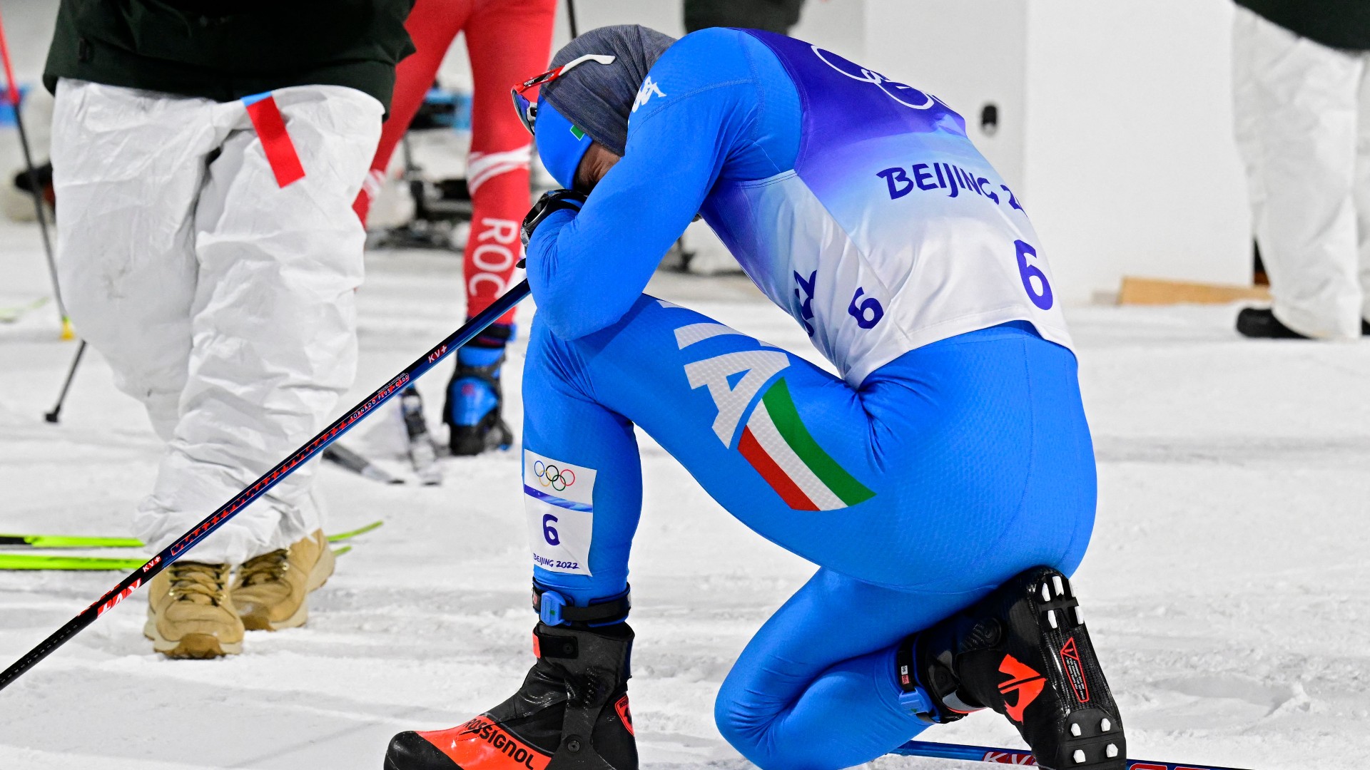 Federico Pellegrini esulta dopo l'argento nel fondo a Pechino 2022
