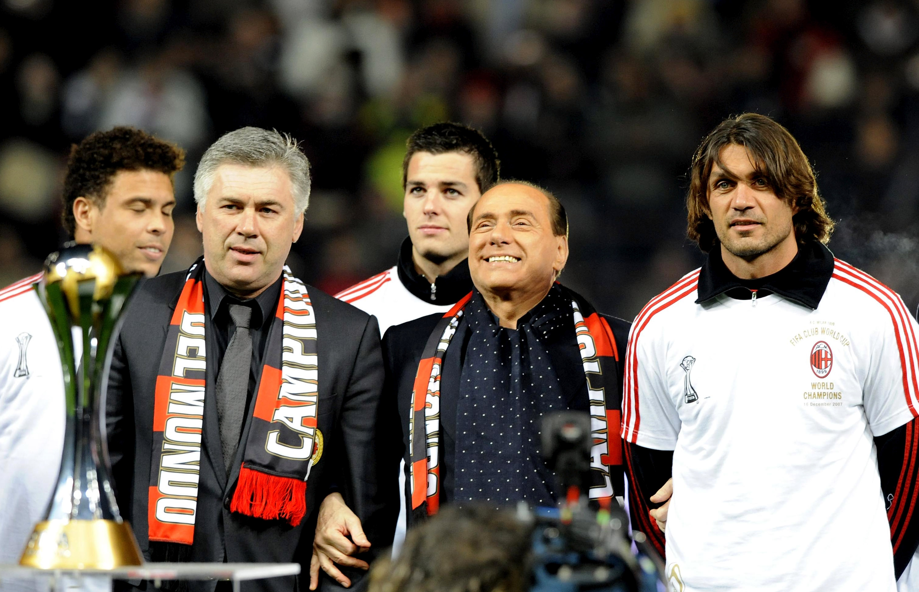 Ancelotti, Berlusconi e Maldini durante la premiazione per la vittoria della Coppa Intercontinentale 2007 del Milan