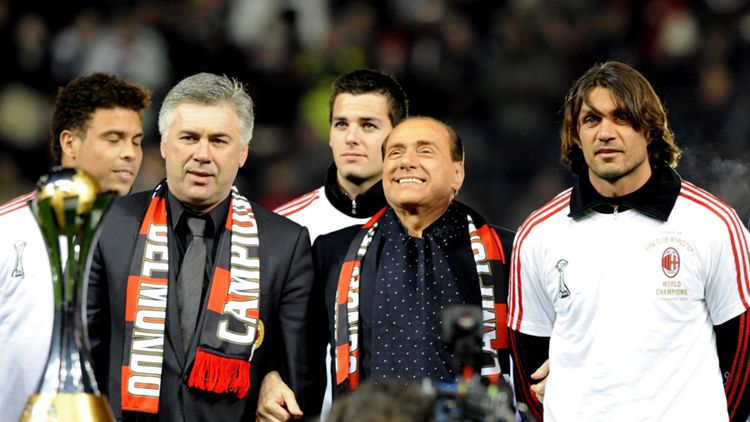 Ancelotti, Berlusconi e Maldini durante la premiazione per la vittoria della Coppa Intercontinentale 2007 del Milan