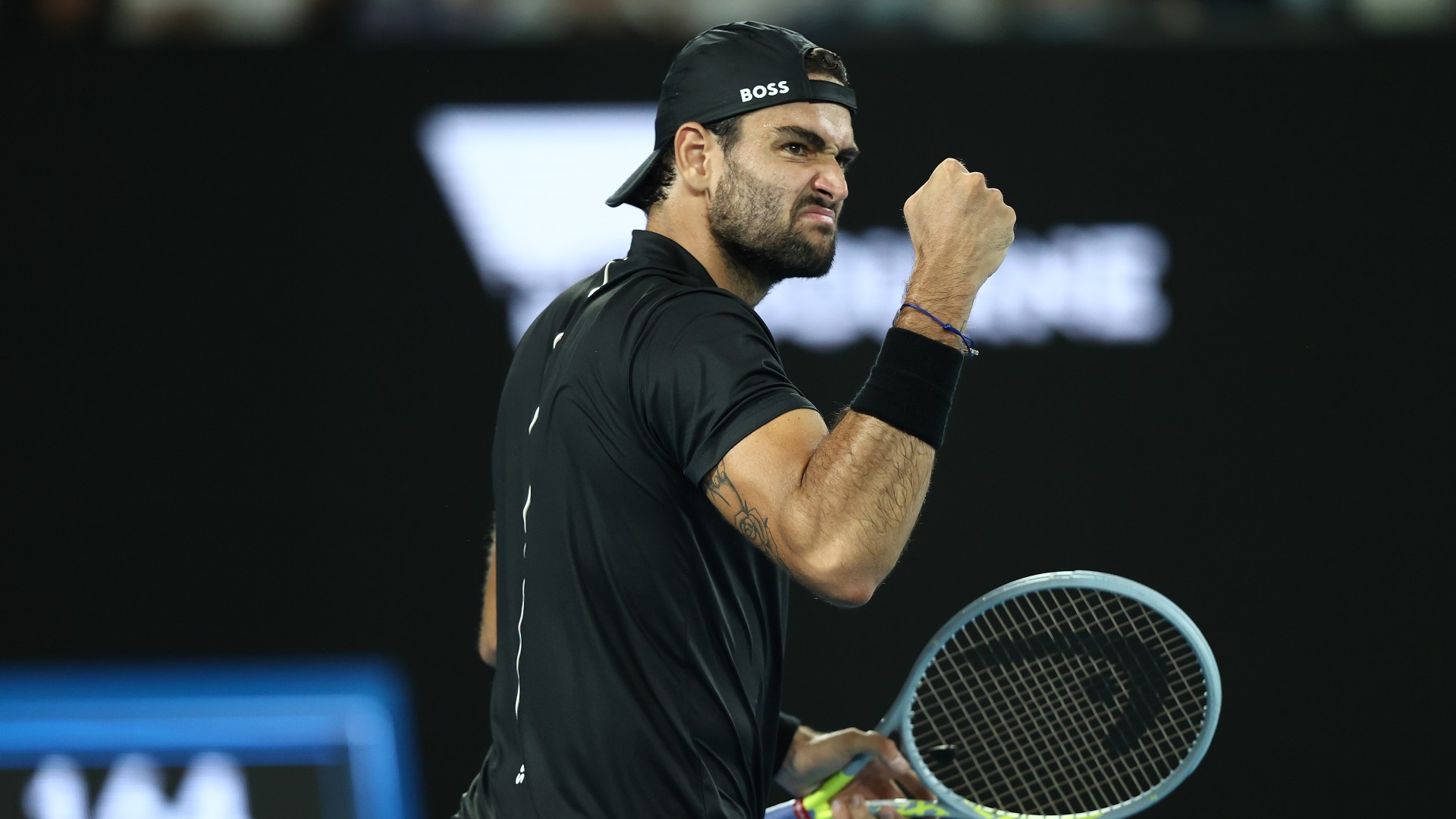 Matteo Berrettini esulta dopo un punto contro Monfils agli Australian Open