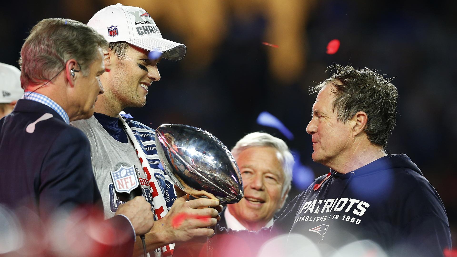 Tom Brady congratulato dopo il Super Bowl vinto coi Patriots