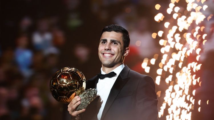 Rodri riceve il Pallone d'Oro 2024