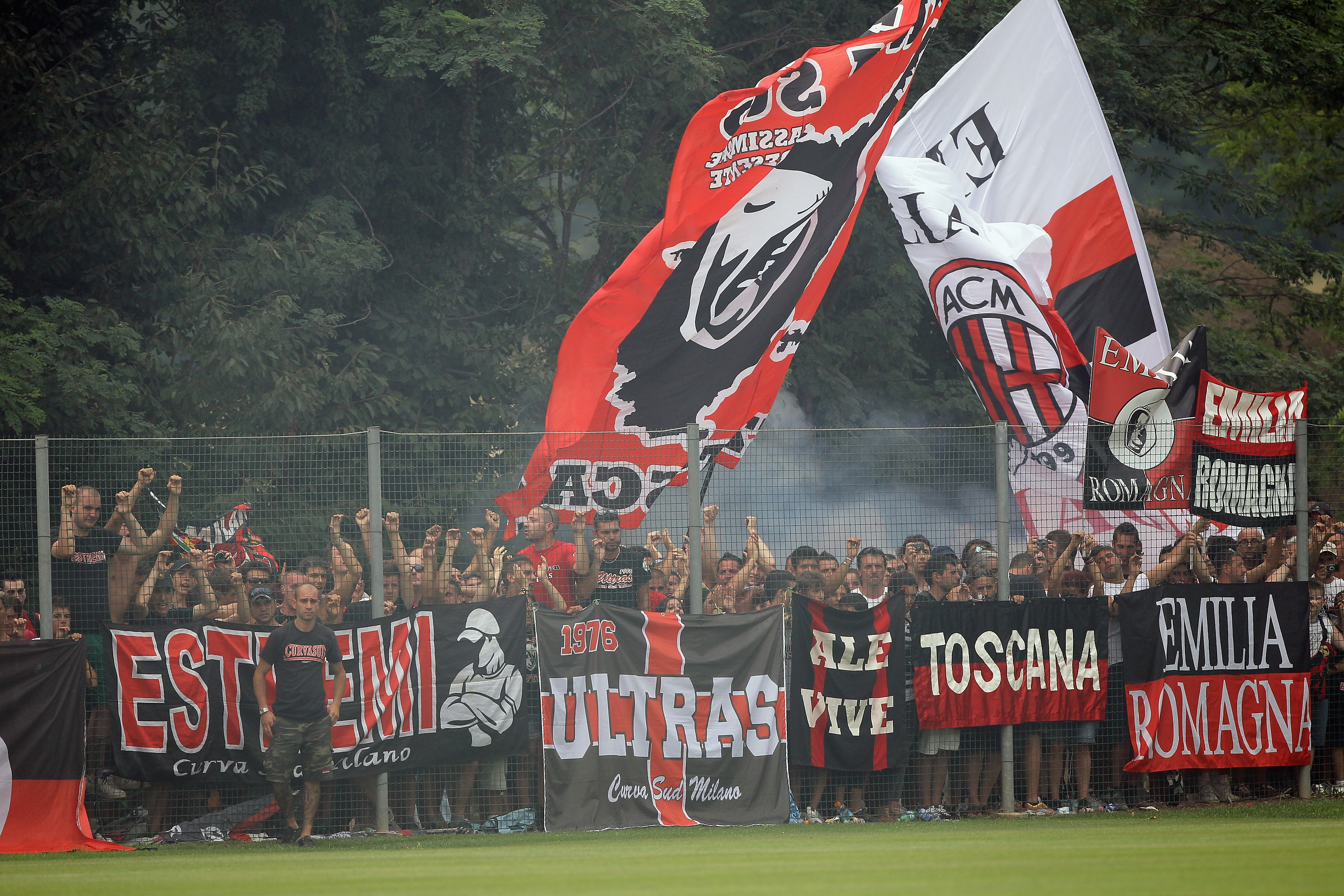 Tifosi del Milan durante una sessione di allenamento a Milanello
