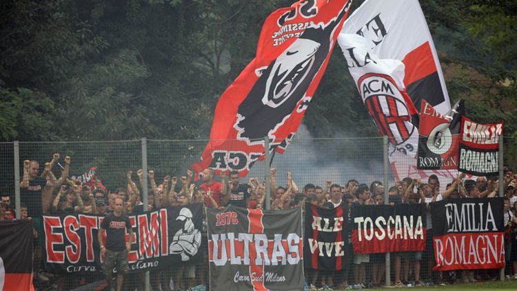 Tifosi del Milan durante una sessione di allenamento a Milanello