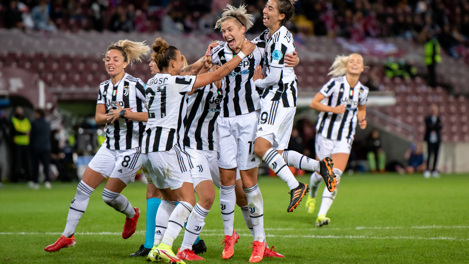 La Juventus femminile esulta per il gol di Valentina Cernoia contro il Servette