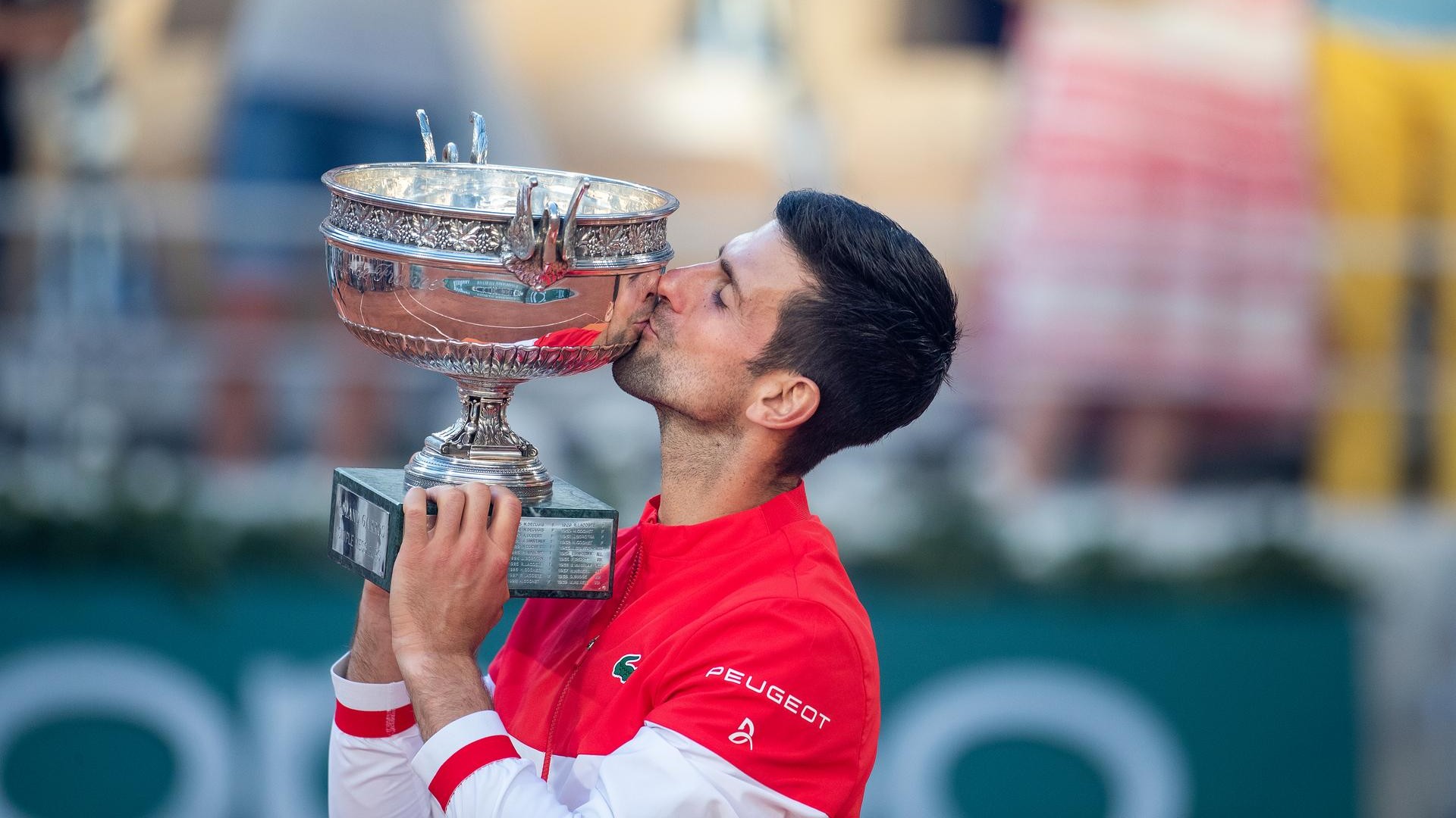 Novak Djokovic e il trofeo del Roland Garros