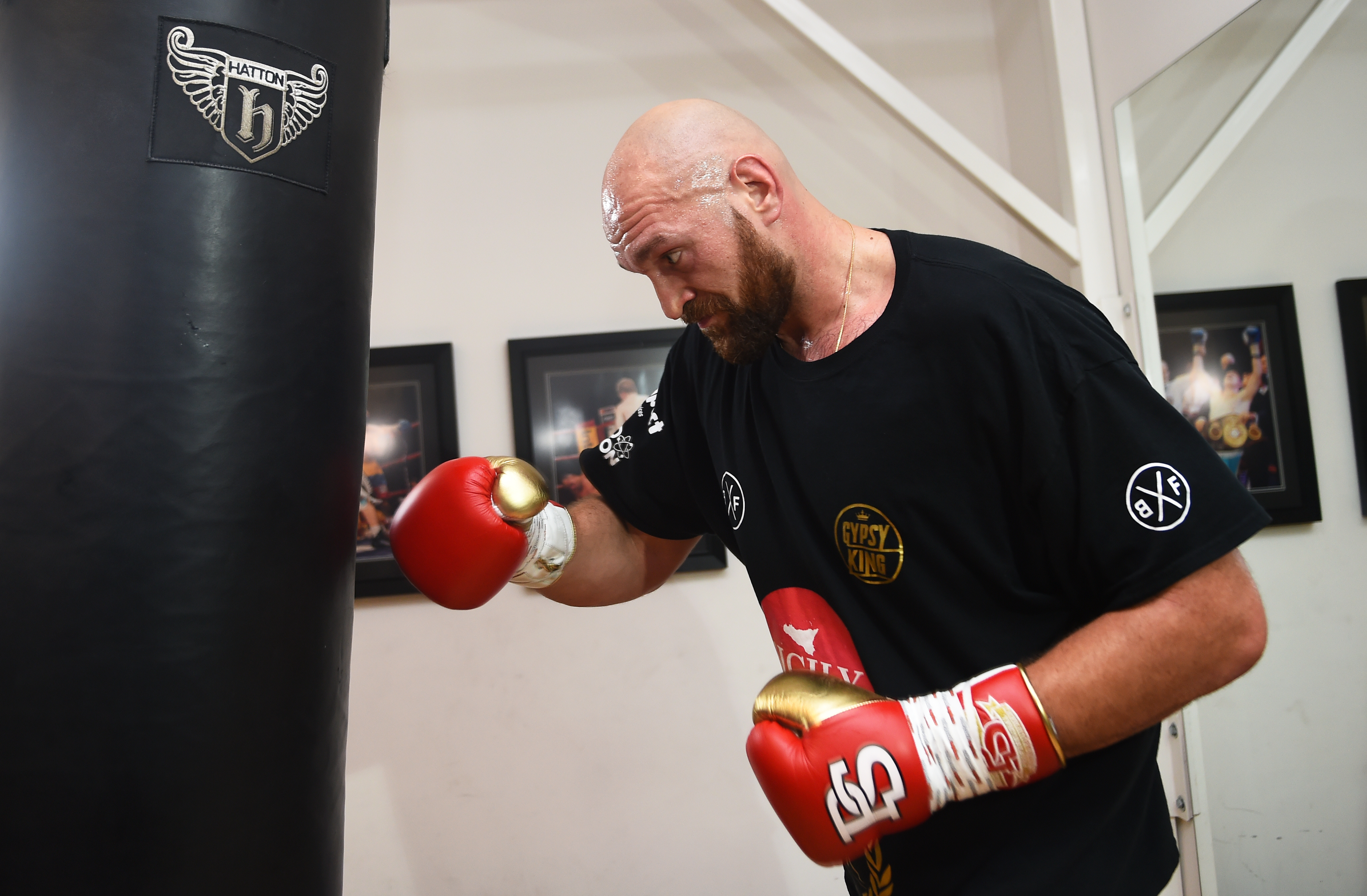 Fury si allena con il sacco da boxe