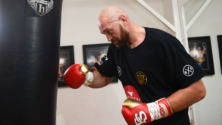 Fury si allena con il sacco da boxe